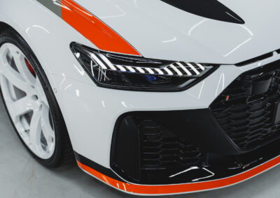Szczegółowe ujęcie przedniego reflektora Audi RS 6 GT.