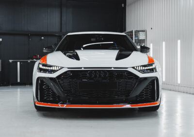 Frontowa część sportowego Audi RS 6 GT po detailingu.
