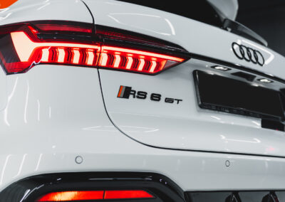 Zbliżenie na tylną lampę i oznaczenie modelu Audi RS 6 GT.