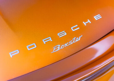 Zbliżenie na chromowane oznaczenie Porsche Boxster