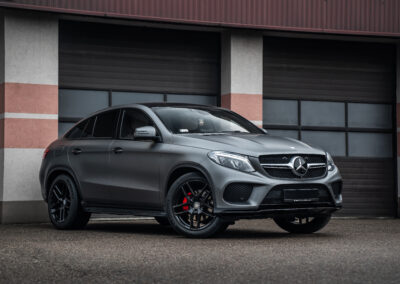 Szary Mercedes typu SUV po zmianie koloru w Warszawie
